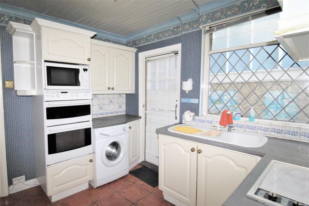 Lot: 52 - LARGE THREE-BEDROOM TERRACED HOUSE FOR IMPROVEMENT - 